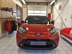 Chili red perleffekt/ night sky black Gebraucht 2024 Toyota Aygo X Basis SUV | 18.990 € (Teuer)