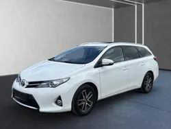 Weiß Gebraucht 2015 Toyota Auris Touring Sports Edition Kombi | 6.790 € (Guter Preis)