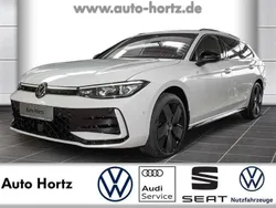 Oryxweiß perlmutteffekt Gebraucht 2024 VW Passat R-line Kombi | 49.999 €