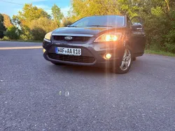 Grau Gebraucht 2009 Ford Focus Ghia Limousine | 2.799 € (Fairer Preis)