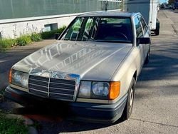 Grau Gebraucht 1988 Mercedes E230 Limousine | 3.500 €