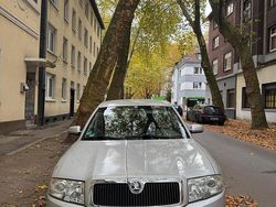 Grau Gebraucht 2003 Skoda Superb Limousine | 2.700 € (Fairer Preis)