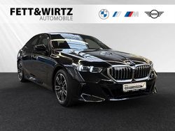 Black sapphire metallic Gebraucht 2024 BMW 520 Comfort Edition Limousine | 51.990 € (Fairer Preis)