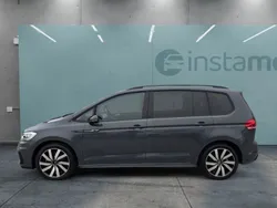 Grau Gebraucht 2024 VW Touran Pro Van / Kleinbus | 38.098 € (Fairer Preis)