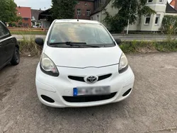 Weiß Gebraucht 2009 Toyota Aygo Kleinwagen | 450 €
