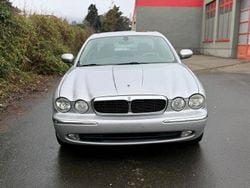 Silber Gebraucht 2003 Jaguar XJ8 Limousine | 6.999 €