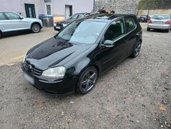 Schwarz Gebraucht 2005 VW Golf V Kleinwagen | 2.500 € (Fairer Preis)