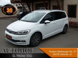 Weiß Gebraucht 2017 VW Touran Comfortline Van / Kleinbus | 17.999 € (Etwas zu teuer)