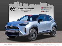 Shimmering silver metallic / dach schwar (metallic) Gebraucht 2022 Toyota Yaris Hybrid Advance SUV | 25.780 € (Fairer Preis)