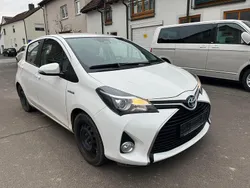 Weiß Gebraucht 2016 Toyota Yaris Hybrid Edition-S Limousine | 11.400 € (Fairer Preis)