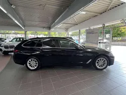 Saphirschwarz Gebraucht 2023 BMW 520 Sport Line Kombi | 37.400 € (Fairer Preis)