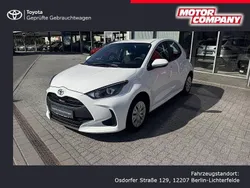 Weiß Gebraucht 2021 Toyota Yaris Basis Limousine | 13.490 € (Fairer Preis)