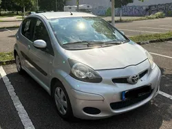 Grau Gebraucht 2010 Toyota Aygo Kleinwagen | 4.200 € (Fairer Preis)
