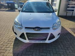 Weiß Gebraucht 2014 Ford Focus Ambiente Kombi | 5.750 € (Etwas zu teuer)