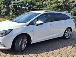 Weiß Gebraucht 2019 Opel Astra Kombi | 14.395 €