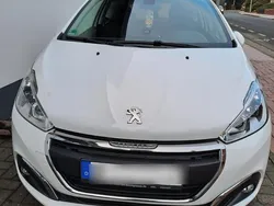Weiß Gebraucht 2017 Peugeot 208 Kleinwagen | 6.990 €