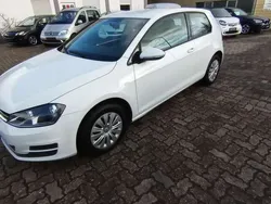 Pure white Gebraucht 2015 VW Golf VII Trendline Kleinwagen | 8.950 € (Etwas zu teuer)
