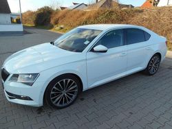 Weiß Gebraucht 2016 Skoda Superb LAURIN & KLEMENT Limousine | 16.700 € (Guter Preis)