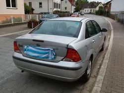 Silber Gebraucht 2002 Ford Focus Ghia Limousine | 999 € (Guter Preis)