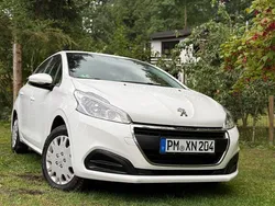 Weiß Gebraucht 2016 Peugeot 208 Kleinwagen | 5.499 € (Fairer Preis)