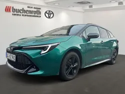 Super green (6p5)/ black mica (209) Neu 2024 Toyota Corolla Sport Kombi | 38.990 €