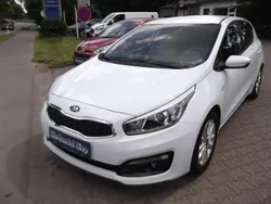 Weiß Gebraucht 2016 Kia Ceed Limousine | 10.490 € (Fairer Preis)