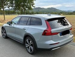 Grau Gebraucht 2023 Volvo V60 CC Ultimate Kombi | 44.500 € (Teuer)