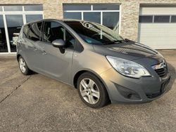 Braun Gebraucht 2011 Opel Meriva Design Edition Van / Kleinbus | 3.900 € (Guter Preis)