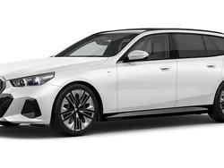 Weiß Gebraucht 2024 BMW 540 Comfort Edition Kombi | 67.152 €