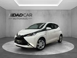 Weiß Gebraucht 2015 Toyota Aygo X-play Kleinwagen | 6.490 € (Fairer Preis)