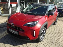 Karminarot / schwarz Gebraucht 2023 Toyota Yaris Cross SUV | 28.990 € (Teuer)