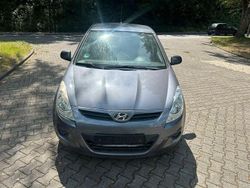 Grau Gebraucht 2012 Hyundai i20 Classic Limousine | 3.999 € (Fairer Preis)