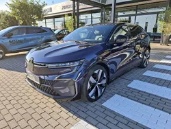 Nachtblau, dach in black pear Gebraucht 2023 Renault Mégane SUV | 27.480 € (Fairer Preis)