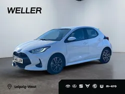 Weiß Gebraucht 2023 Toyota Yaris Hybrid Team Kleinwagen | 20.490 € (Fairer Preis)