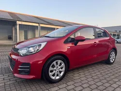Rot Gebraucht 2016 Kia Rio Attract Limousine | 6.550 € (Fairer Preis)