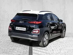 Phantom black / chalk white ro Gebraucht 2021 Hyundai Kona Premium SUV | 22.480 € (Fairer Preis)