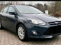 Grau Gebraucht 2011 Ford Focus Titanium Limousine | 4.700 €