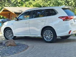 Weiß Gebraucht 2019 Mitsubishi Outlander P-HEV Top SUV | 18.200 € (Guter Preis)