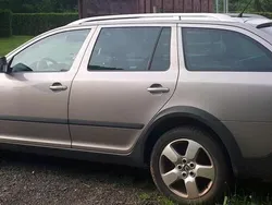 Grau Gebraucht 2012 Skoda Octavia Scout Kombi | 5.200 €