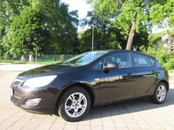 Schwarz Gebraucht 2010 Opel Astra Limousine | 2.450 € (Guter Preis)