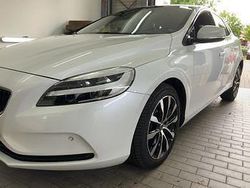 Crystal white / metallic Gebraucht 2018 Volvo V40 Kombi | 16.999 € (Etwas zu teuer)