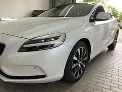 Crystal white / metallic Gebraucht 2018 Volvo V40 Kombi | 16.999 € (Etwas zu teuer)