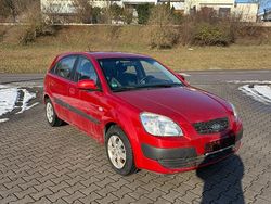 Rot Gebraucht 2009 Kia Rio Kleinwagen | 2.680 € (Etwas zu teuer)