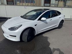 Weiß Gebraucht 2021 Tesla Model 3 Standard Range Plus Limousine | 29.500 € (Teuer)