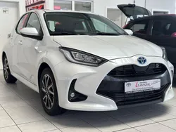 Weiß Gebraucht 2024 Toyota Yaris Hybrid Comfort Limousine | 24.990 € (Etwas zu teuer)