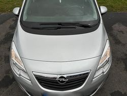 Grau Gebraucht 2010 Opel Meriva Van / Kleinbus | 4.400 € (Etwas zu teuer)