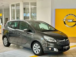 Grau Gebraucht 2017 Opel Meriva Van / Kleinbus | 12.995 € (Teuer)