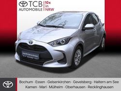 Shimmering silver metallic Gebraucht 2023 Toyota Yaris Hybrid Business Edition Limousine | 17.789 € (Fairer Preis)