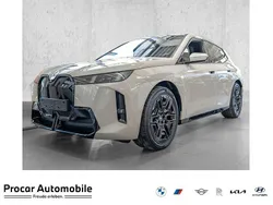 Dune grey metallic Neu 2025 BMW iX M Sport SUV | 105.900 € (Superpreis)