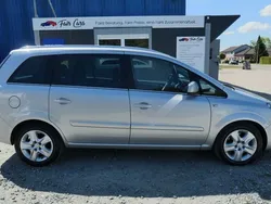 Silber Gebraucht 2011 Opel Zafira Design Edition Van / Kleinbus | 5.200 € (Teuer)